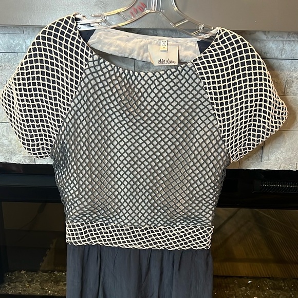 Chloe Oliver party dress with open back gray and beige size Medium - Picture 3 of 10